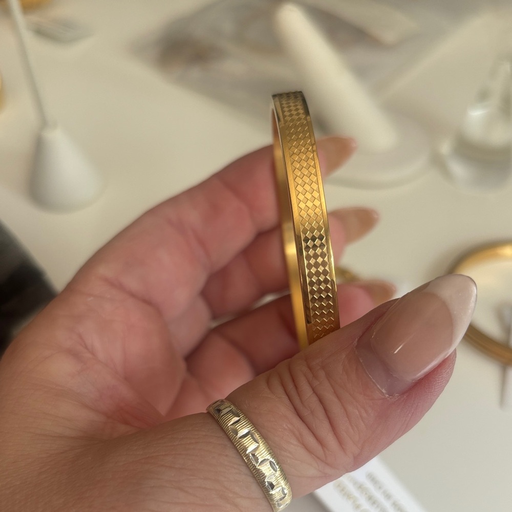 Elegant Gold Bracelet